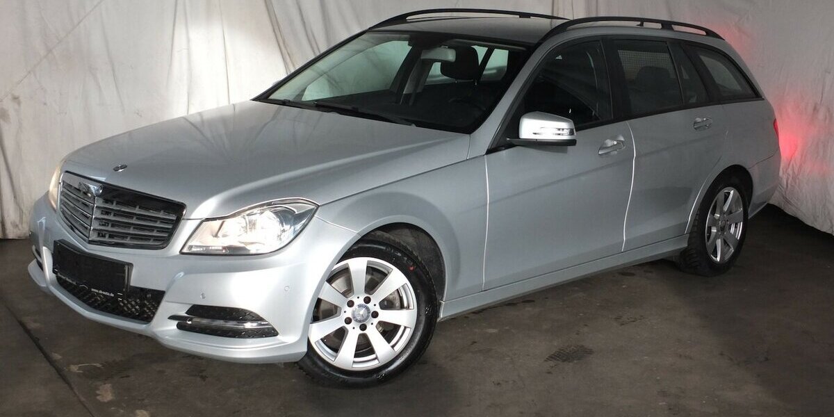 Mercedes-Benz C 180 T CGI BE AUTOM NAVI AHK PARCTRONIC SHZ 149.785 km 11.300 &euro; Köln 50858