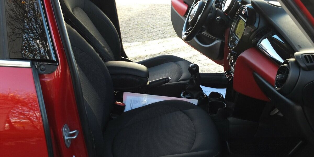 Mini ONE NAVI KLIMAAUT ROTMETALLIC PDC 5-TÜRIG 108.788 km 9.904 &euro; Köln 50858