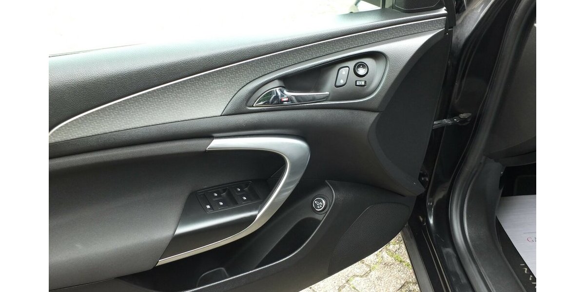 Opel Insignia EDITION NAVI PARKPILOT/KAMERA 17 Zoll LMF 96.093 km 10.798 &euro; Köln 50858