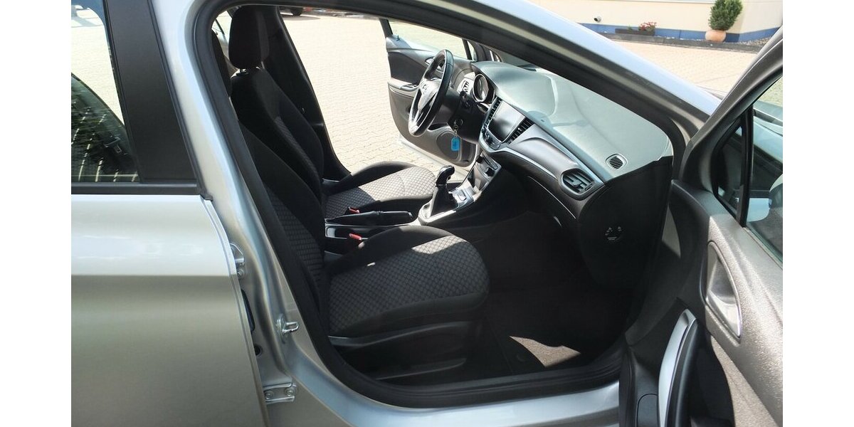 Opel Astra EDITION NAVI KLIMA TEMPOMAT BLUETOOTH 99.125 km 8.908 &euro; Köln 50858