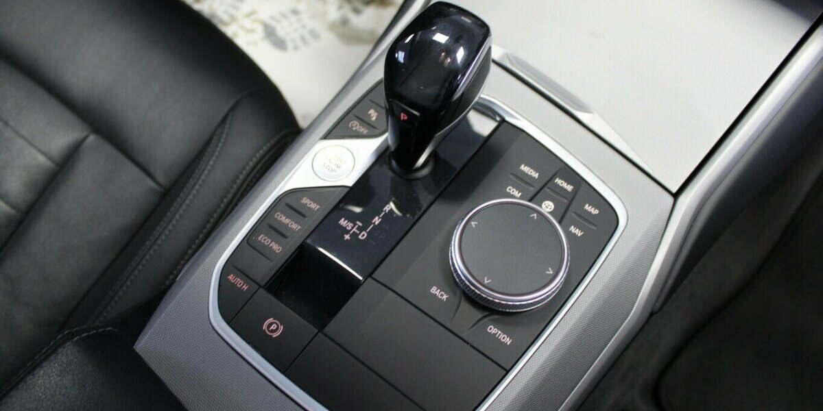 BMW 320 320i Touring Aut. - Leder - LED - Navi - Head 88.320 km 25.980 &euro; Euskirchen 53881