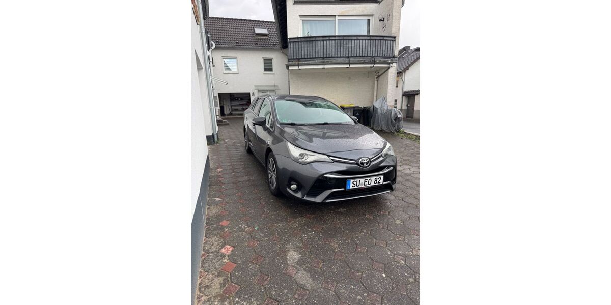 Toyota Avensis 123.000 km 14.300 &euro; Alfter 53347