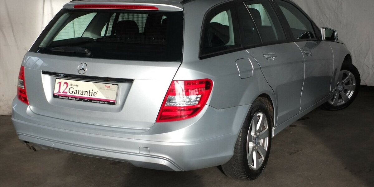 Mercedes-Benz C 180 T CGI BE AUTOM NAVI AHK PARCTRONIC SHZ 149.785 km 11.300 &euro; Köln 50858