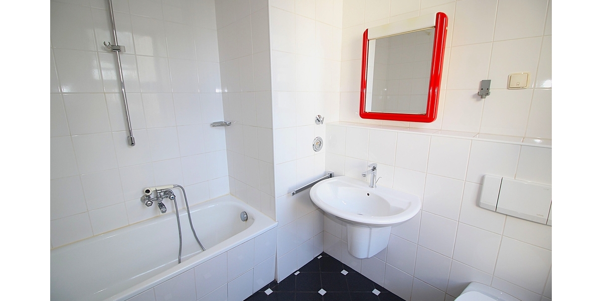 Bezugsfreie, barrierearme und frisch renovierte 2 Zimmer ETW mit Terrasse, Aufzug und TG-Stellplatz. - Etagenwohnung Sankt Augustin | Angebot:25378148