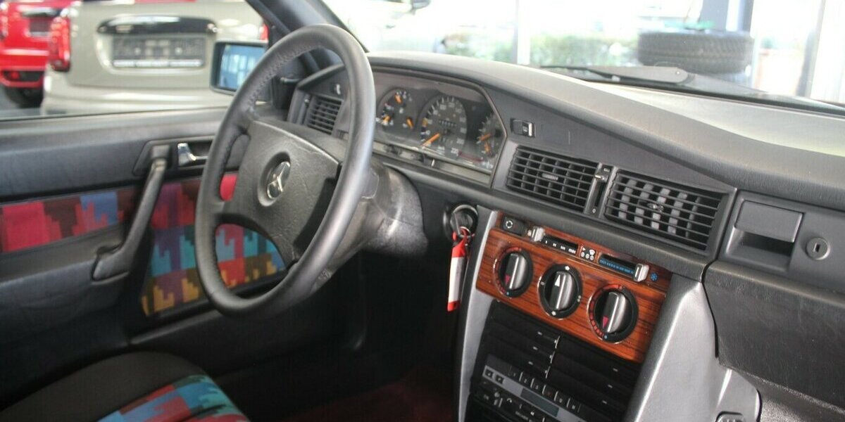 Mercedes-Benz 190 E 1.8 Avantgarde Rosso TOP ZUSTAND 130.065 km 19.980 &euro; Euskirchen 53881