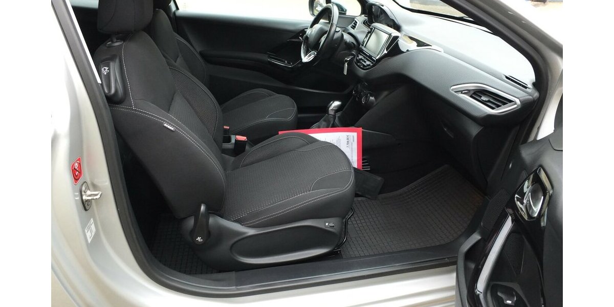 Peugeot 208 1.2 PURE TECH ALLURE KLIMA PDC SHZ SPORT LMF 98.599 km 7.500 &euro; Köln 50858