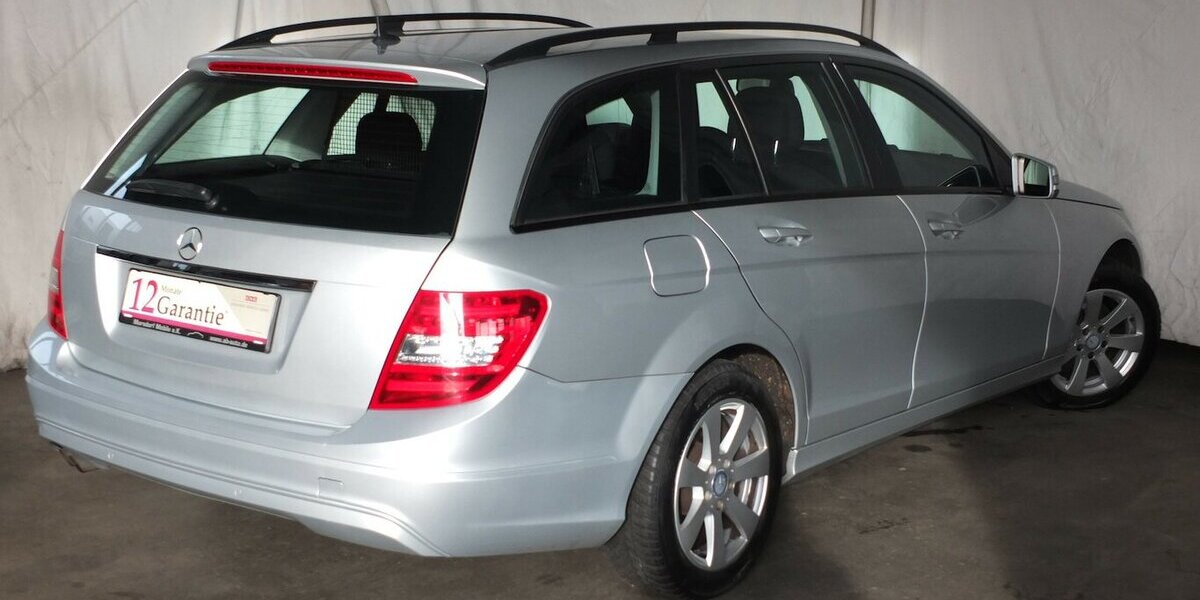 Mercedes-Benz C 180 T CGI BE AUTOM NAVI AHK PARCTRONIC SHZ 149.785 km 11.300 &euro; Köln 50858