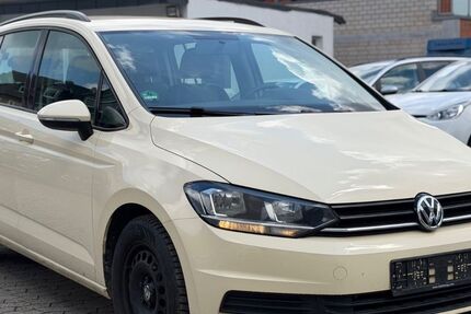 VW Touran 271.598 km 5.800 &euro; Euskirchen 53879