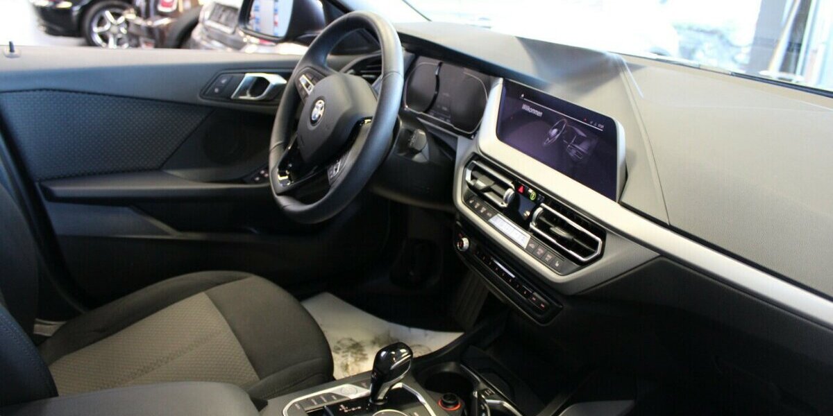 BMW 118 118d Aut. Advantage 15.390 km 21.980 &euro; Euskirchen 53881