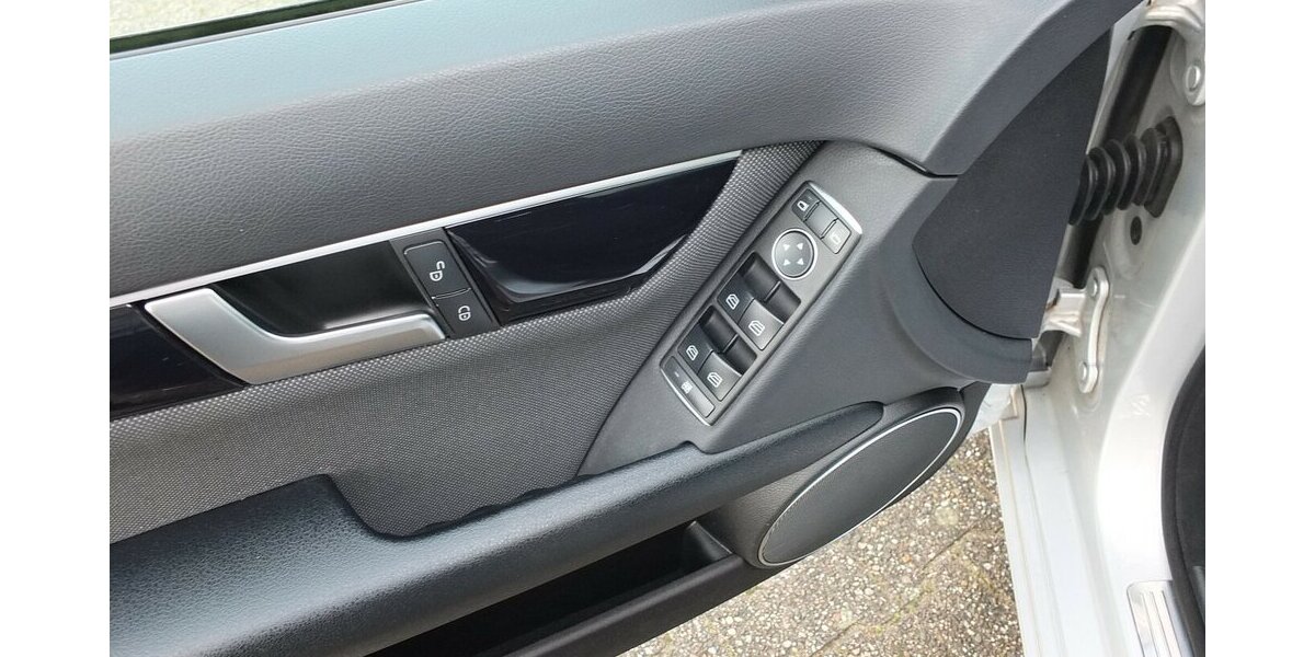 Mercedes-Benz C 180 T CGI BE AUTOM NAVI AHK PARCTRONIC SHZ 149.785 km 11.300 &euro; Köln 50858