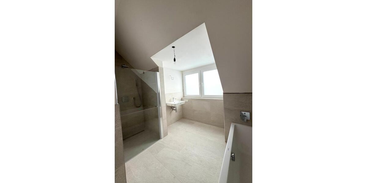 Dachgeschoßwohnung Siegburg - 3 Zimmer, 100 m&sup2;, 1.280&euro; | Angebot:25854384