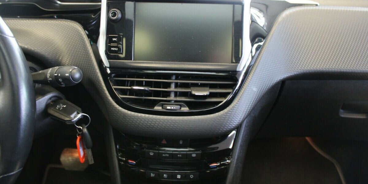 Peugeot 2008 PureTech 110 GPF EA T6 Allure 119.082 km 10.780 &euro; Euskirchen 53881