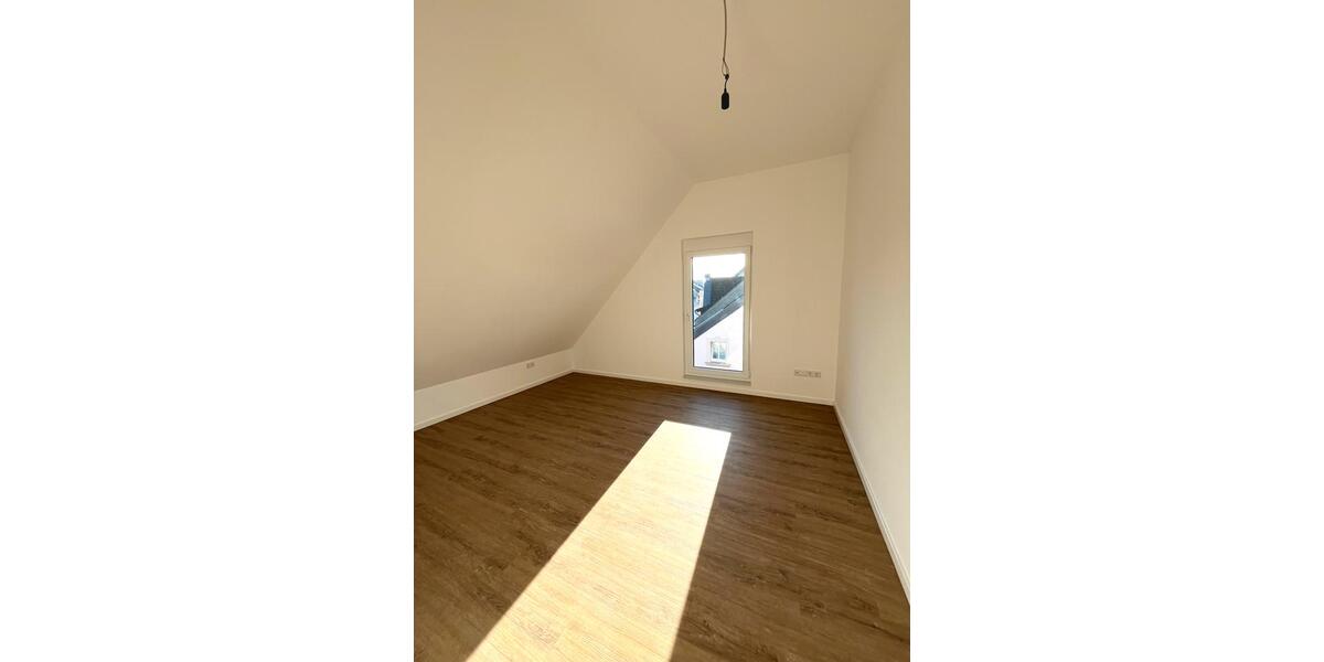 Dachgeschoßwohnung Siegburg - 3 Zimmer, 100 m&sup2;, 1.280&euro; | Angebot:25854384
