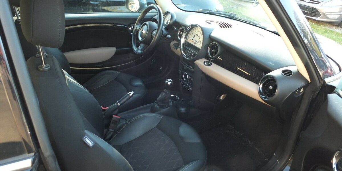 Mini Cooper BAKER STREET XENON KLIMAAUTOM SITZHEIZUNG 114.143 km 8.904 &euro; Köln 50858