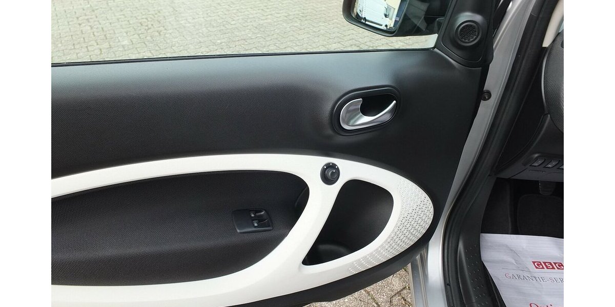 Smart ForTwo PASSION NAVI PANORAMA KLIMAAUTOMATIK SHZ 96.799 km 8.904 &euro; Köln 50858