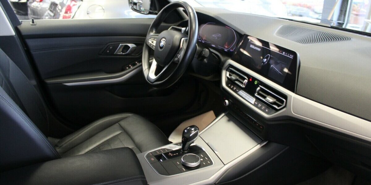 BMW 320 320i Touring Aut. - Leder - LED - Navi - Head 88.320 km 25.980 &euro; Euskirchen 53881