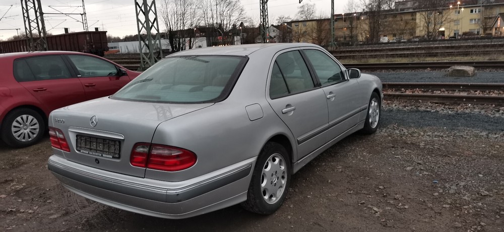 Mercedes-Benz E 200 109.000 km 2.500 &euro; Troisdorf 53840