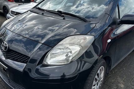 Toyota Yaris 183.000 km 2.999 &euro; Köln 51145