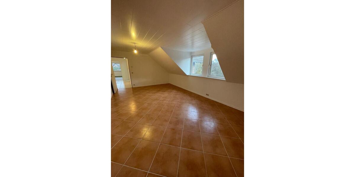 Dachgeschoßwohnung Troisdorf Altenrath - 2.5 Zimmer, 93 m&sup2;, 880&euro; | Angebot:25962569