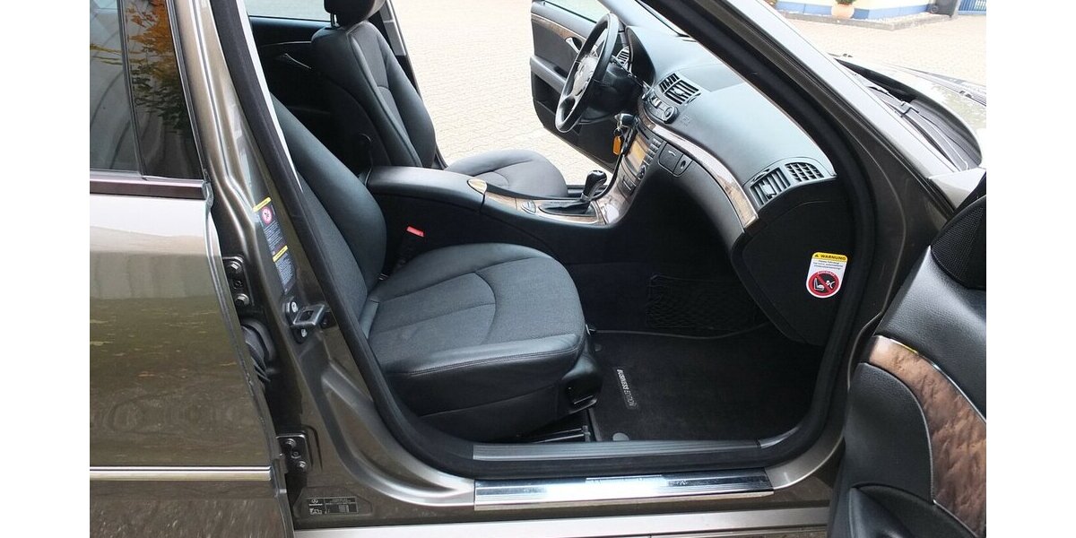 Mercedes-Benz E 230 T AVANTGARDE COMAND EL.DACH/HECKKLAPPE PTS 162.511 km 11.704 &euro; Köln 50858