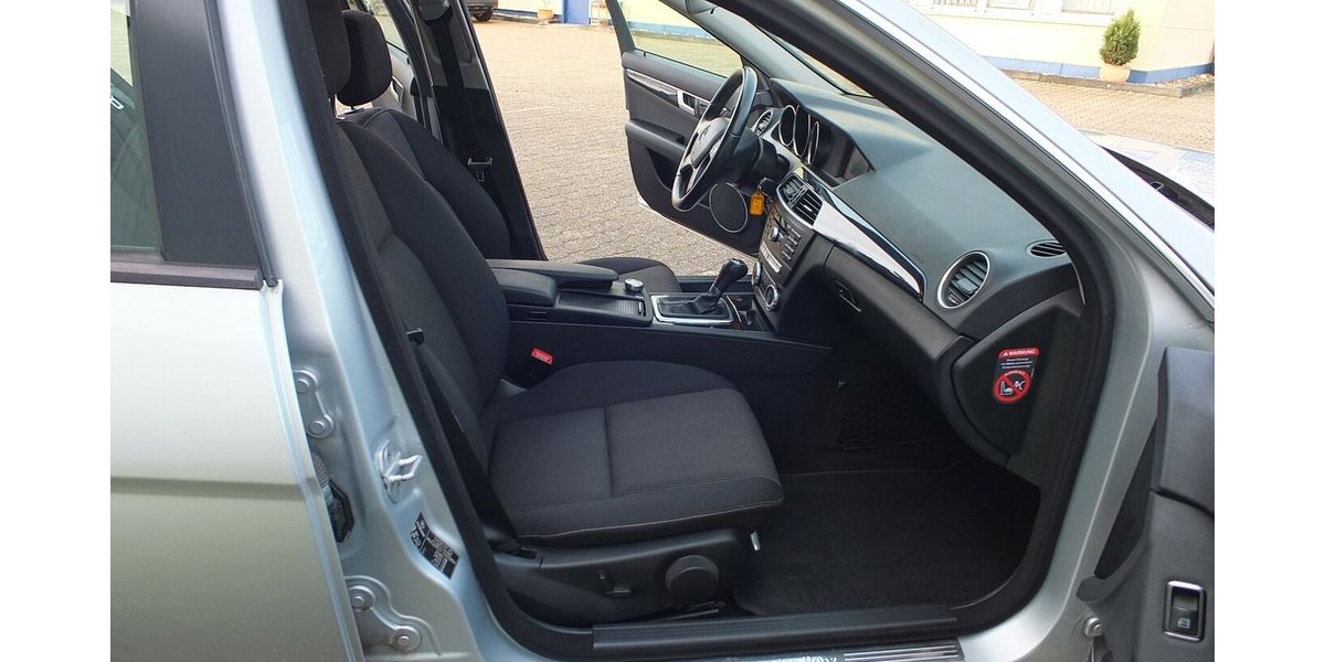 Mercedes-Benz C 180 T CGI BE AUTOM NAVI AHK PARCTRONIC SHZ 149.785 km 11.300 &euro; Köln 50858