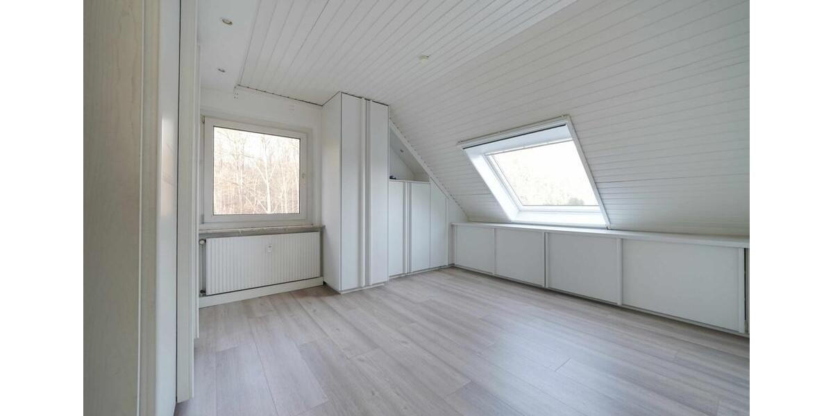 Dachgeschoßwohnung Köln Kalk - 3 Zimmer, 90 m&sup2;, 1.200&euro; | Angebot:25310069